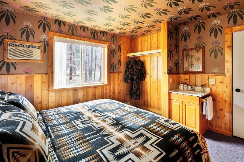 Urban Cowboy Lodge image