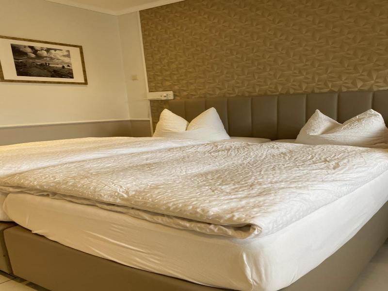 Hotel Zum Hafen image
