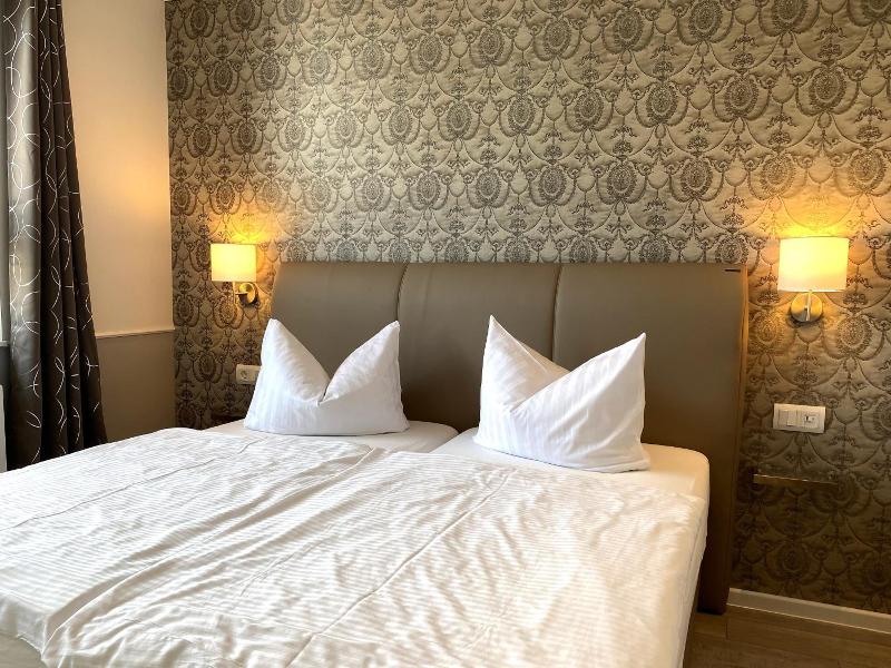 Hotel Zum Hafen image