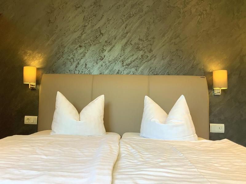 Hotel Zum Hafen image