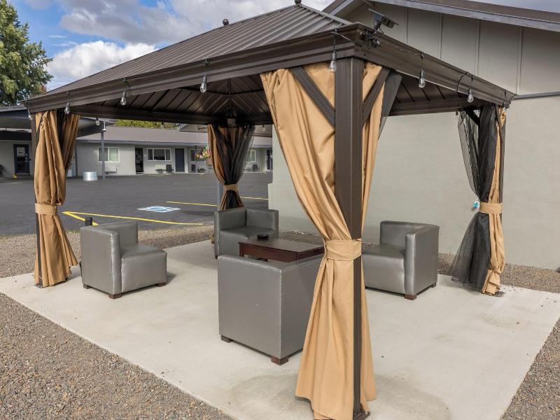 Oregon Trail Inn And Suites