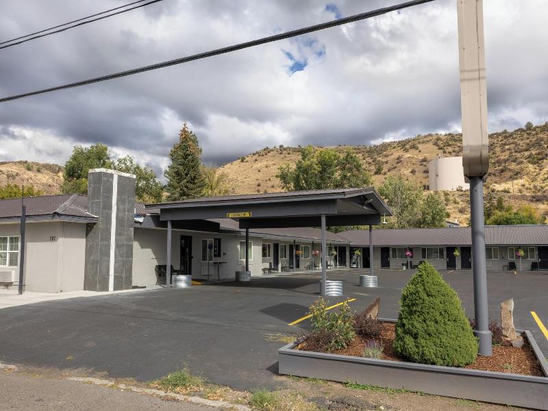 Oregon Trail Inn And Suites
