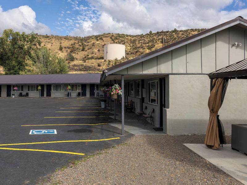 Oregon Trail Inn And Suites