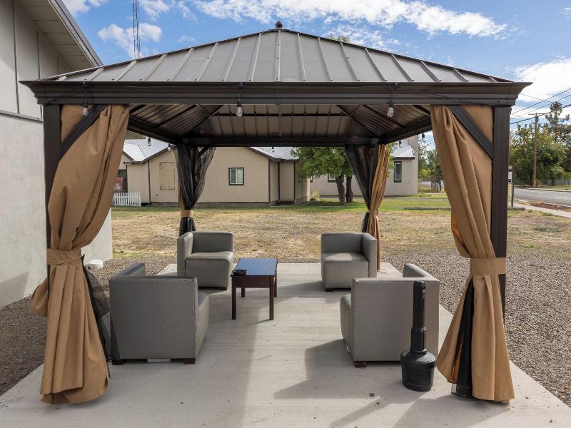 Oregon Trail Inn And Suites