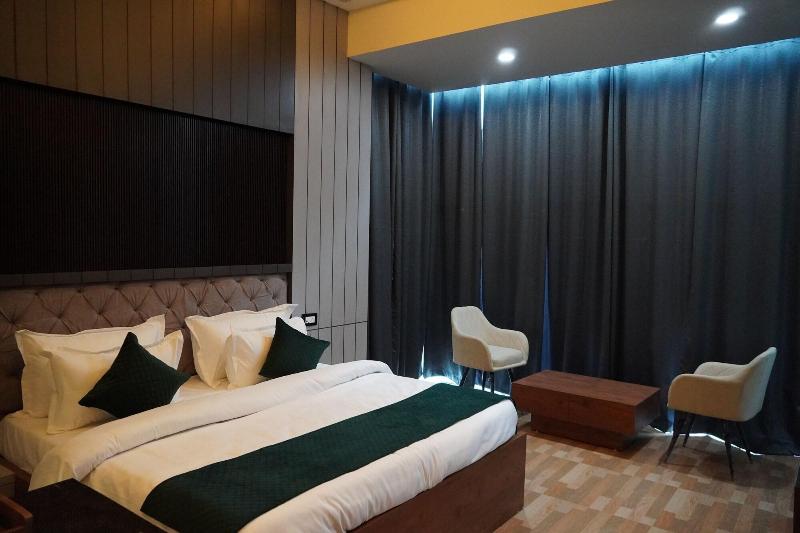 Green Sarovar Hotel & Restaurant — exterior view
