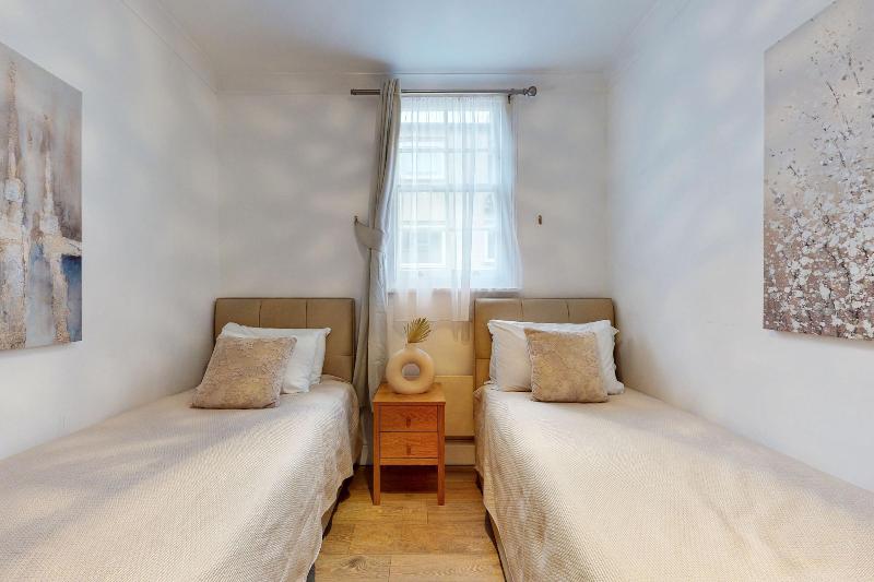 Park Lane Apartments - Clarges St image