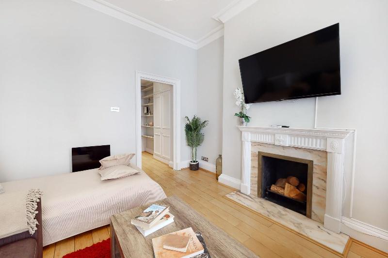 Park Lane Apartments - Clarges St image