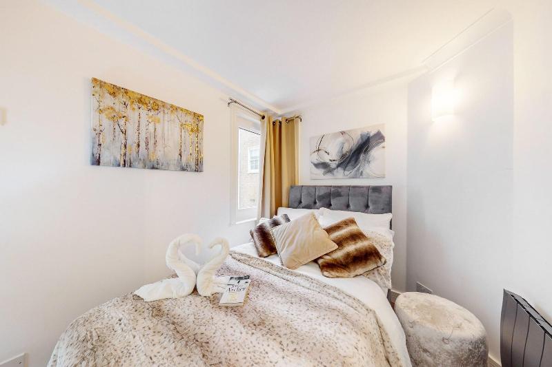 Park Lane Apartments - Clarges St image