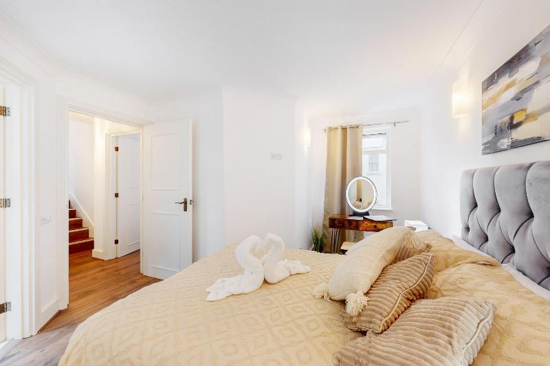 Park Lane Apartments - Clarges St image
