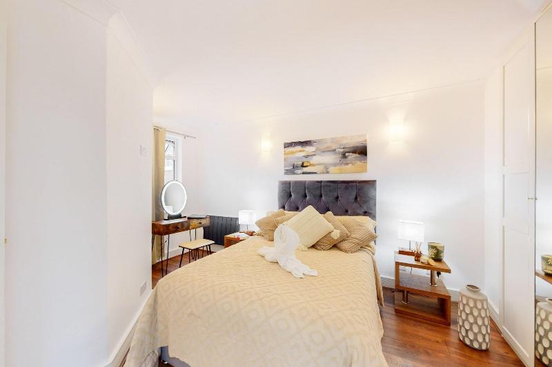 Park Lane Apartments - Clarges St image