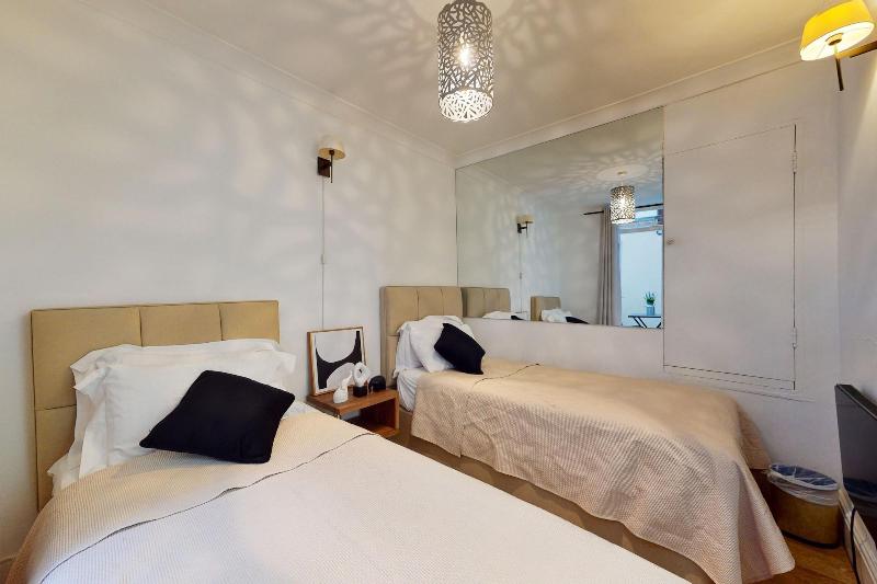 Park Lane Apartments - Clarges St image
