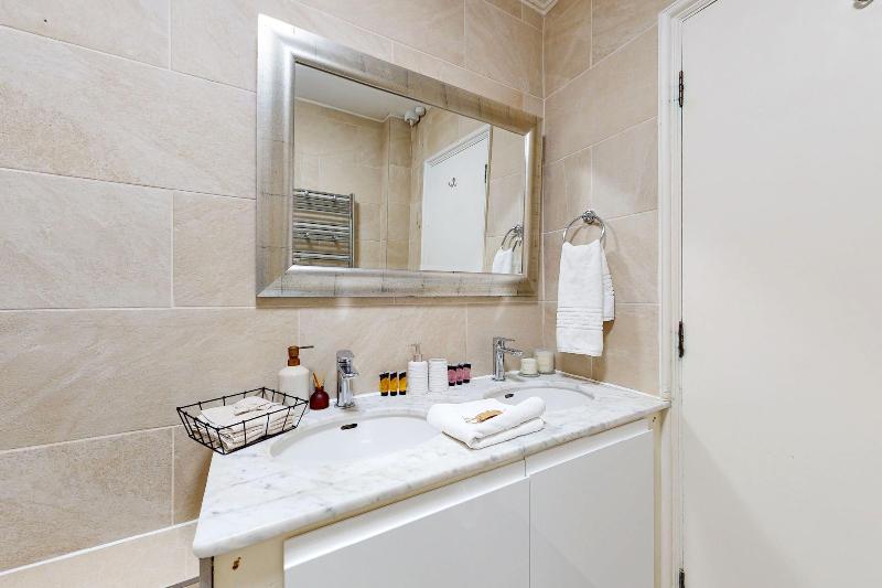 Park Lane Apartments - Clarges St image