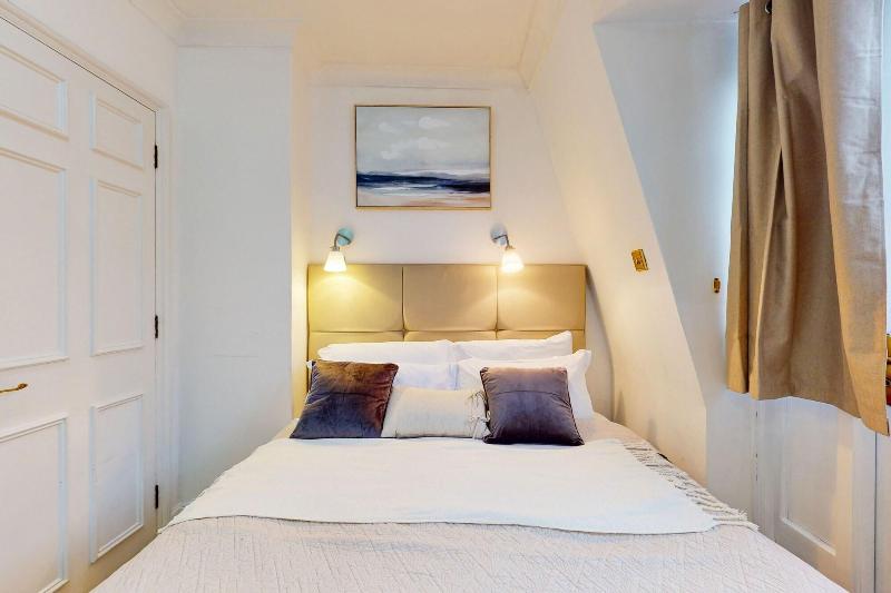 Park Lane Apartments - Clarges St image