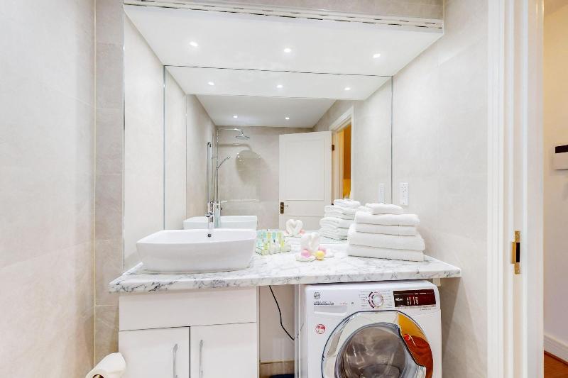 Park Lane Apartments - Clarges St image