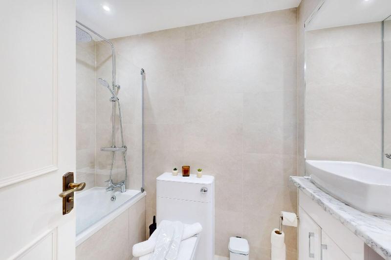 Park Lane Apartments - Clarges St image