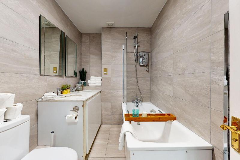 Park Lane Apartments - Clarges St image