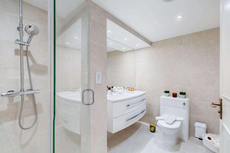 Park Lane Apartments - Clarges St image