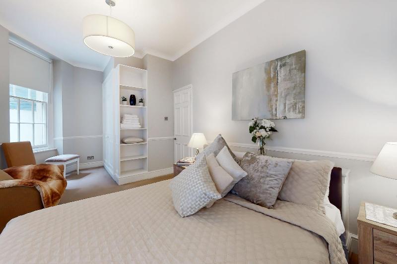 Park Lane Apartments - Clarges St image