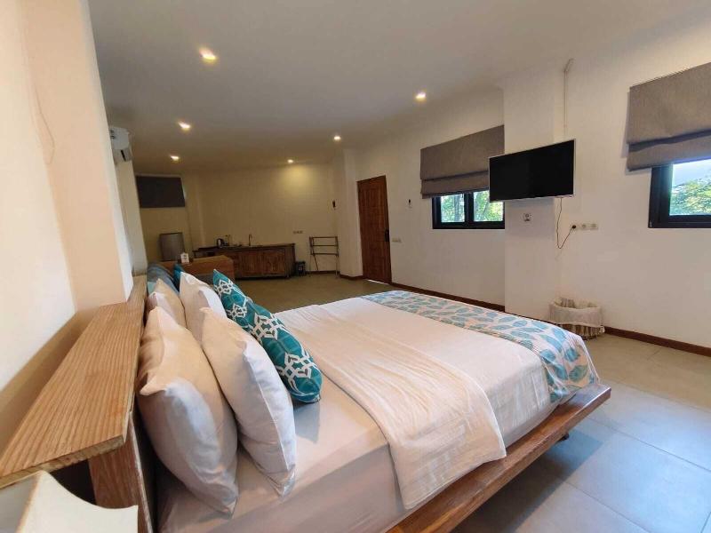 STUDIO QUEEN SIZE BED