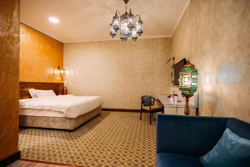 DOUBLE DELUXE KING BED