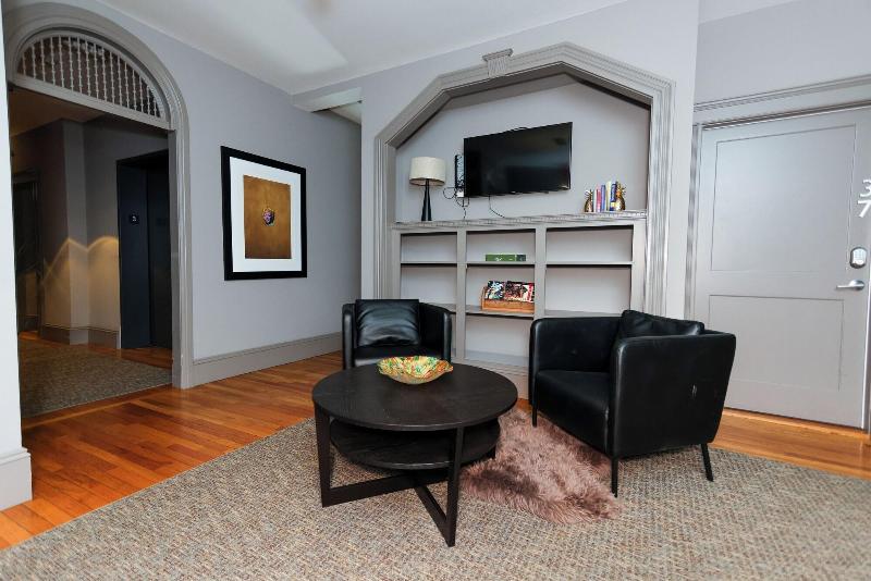 Maverick Suites At 89 Marion image