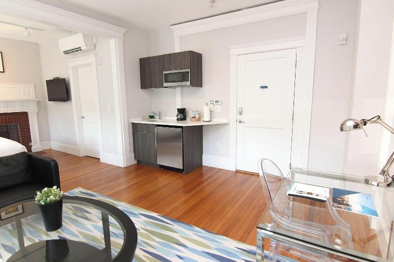 Maverick Suites At 89 Marion image