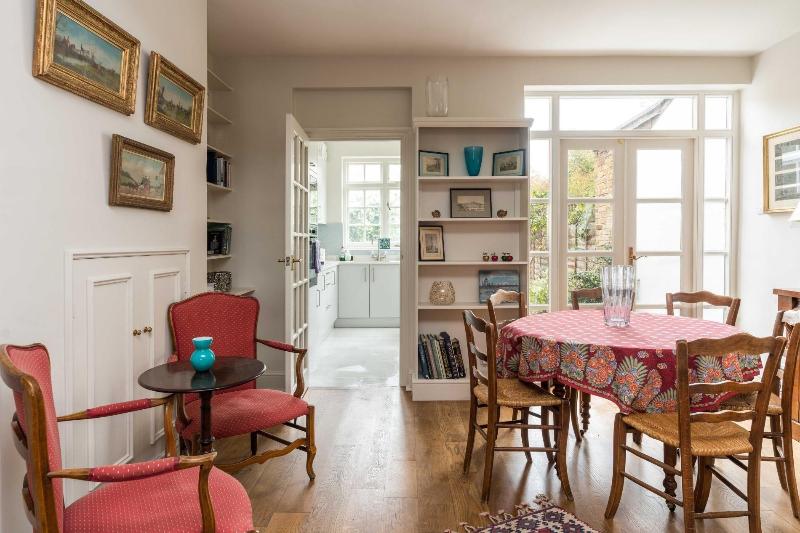 Charming 2bd Garden House Hammersmith image