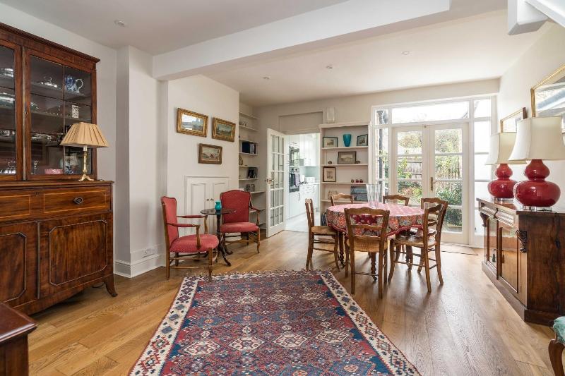 Charming 2bd Garden House Hammersmith image