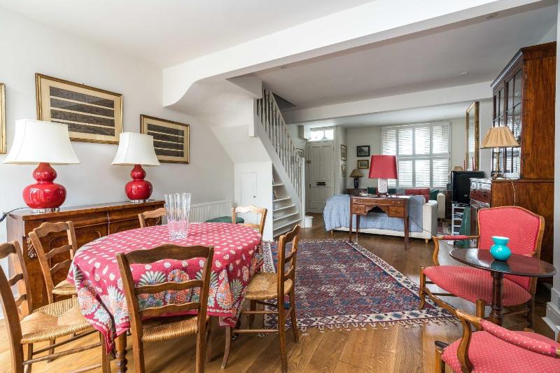 Charming 2bd Garden House Hammersmith image