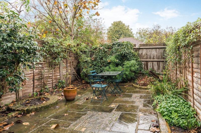 Charming 2bd Garden House Hammersmith image