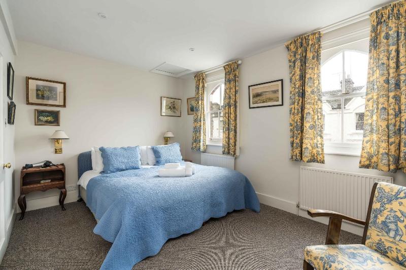 Charming 2bd Garden House Hammersmith image