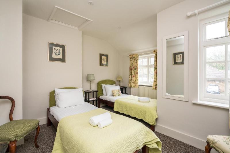 Charming 2bd Garden House Hammersmith image