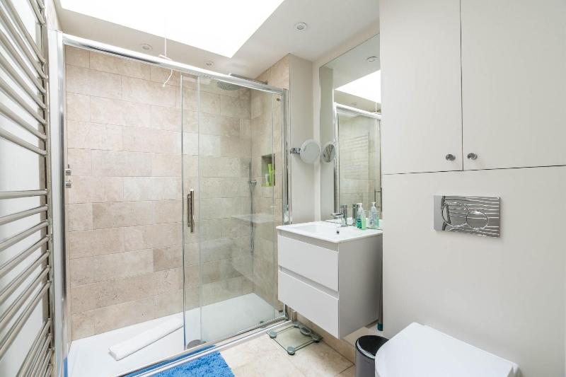 Charming 2bd Garden House Hammersmith image