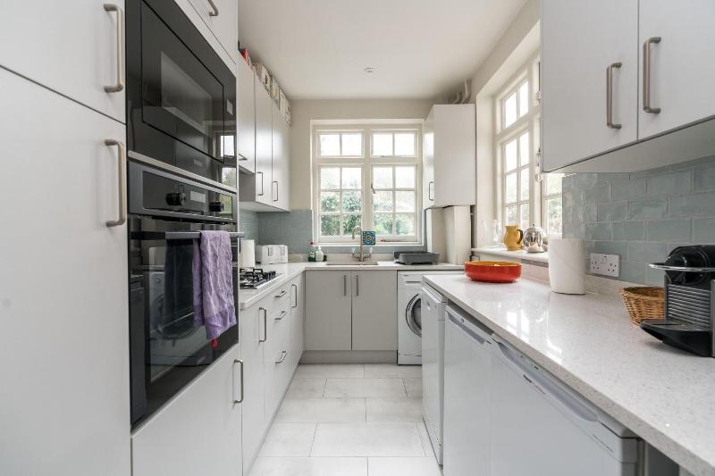 Charming 2bd Garden House Hammersmith image