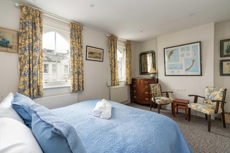 Charming 2bd Garden House Hammersmith image