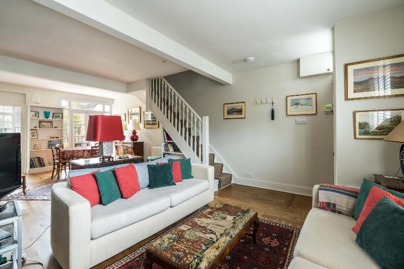 Charming 2bd Garden House Hammersmith image