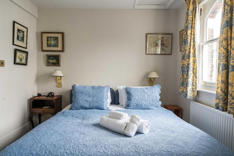 Charming 2bd Garden House Hammersmith image