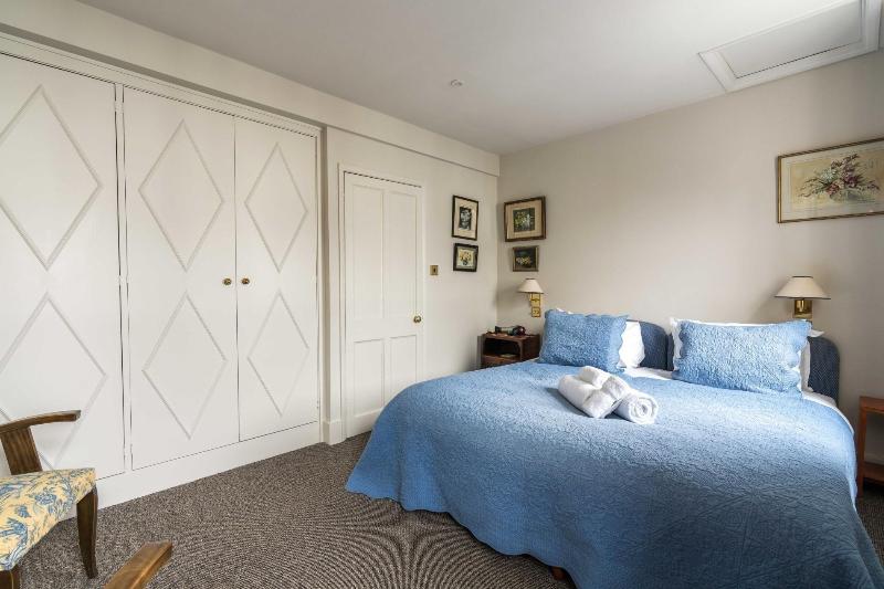 Charming 2bd Garden House Hammersmith image