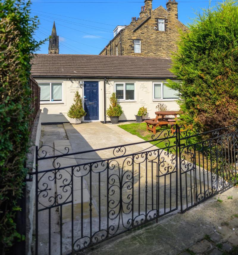 Inviting 1 Bed House In Bradford — general view