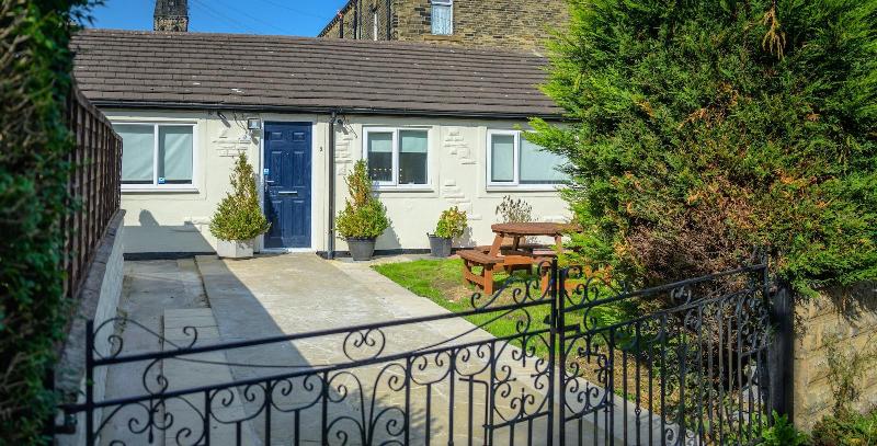 Inviting 1 Bed House In Bradford — general view