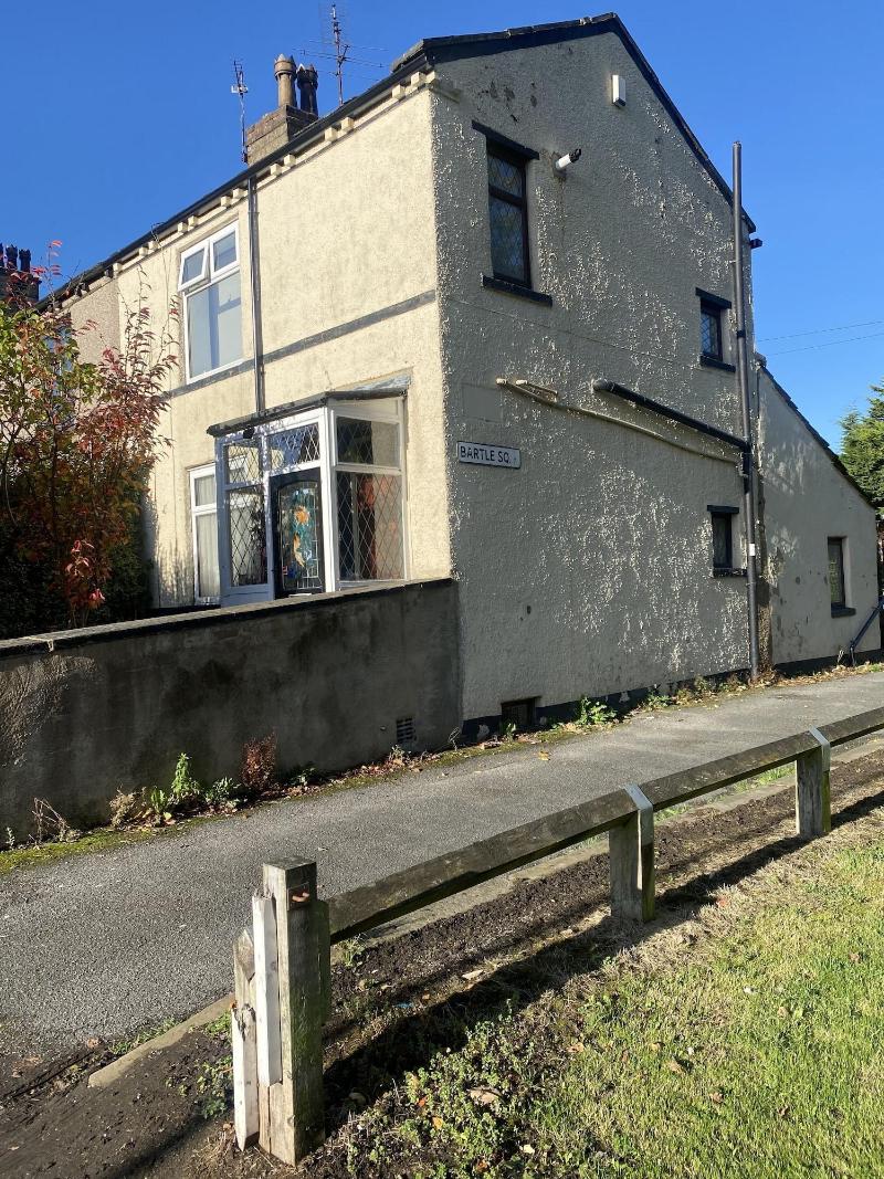 Inviting 1 Bed House In Bradford image