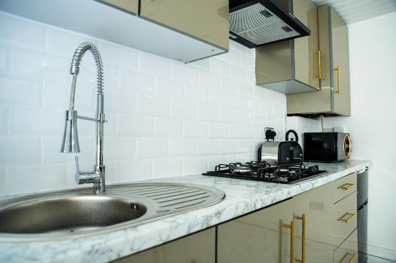 Inviting 1 Bed House In Bradford image