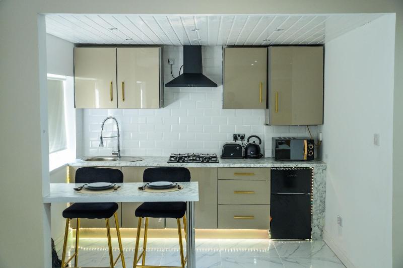Inviting 1 Bed House In Bradford image