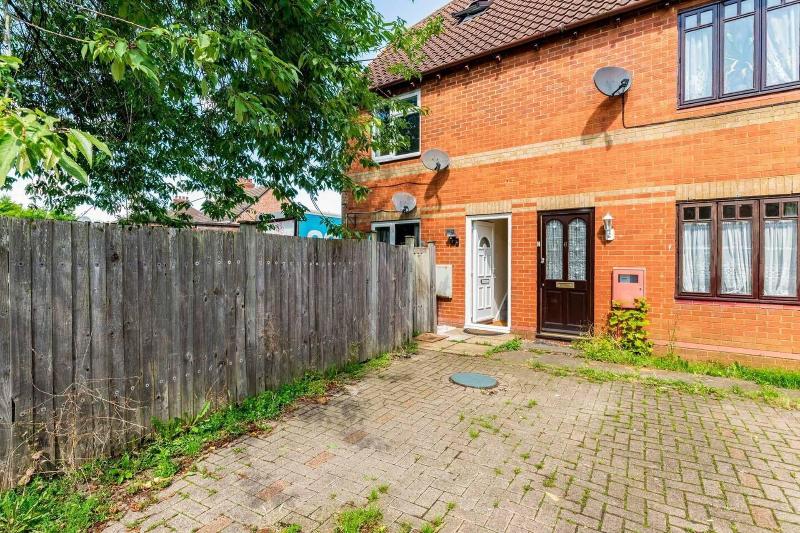 Immaculate 2 Bedroom House In Milton Keynes
