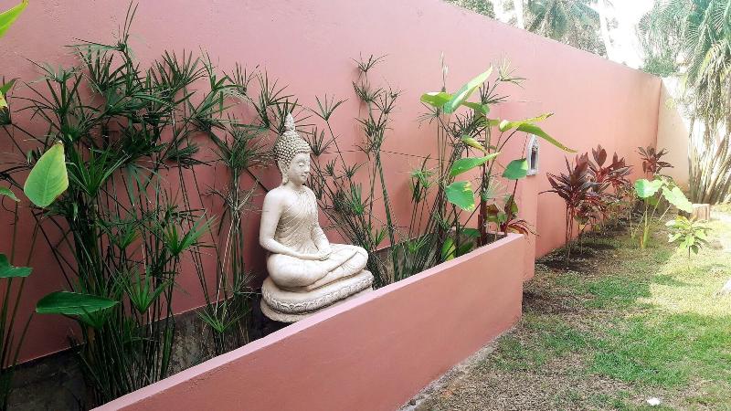 Laura S Guest House Samui — exterior view