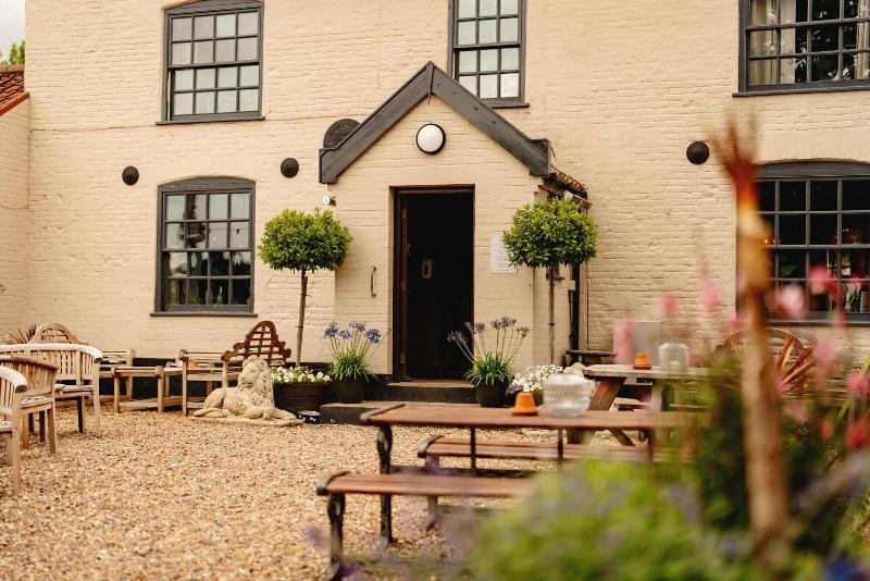 Wheatacre White Lion image