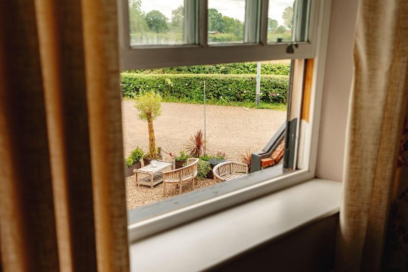 Wheatacre White Lion image