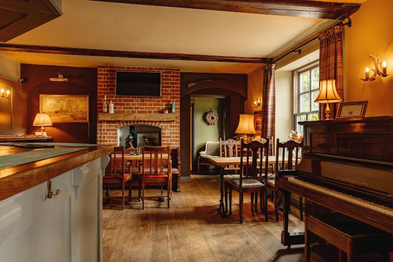 Wheatacre White Lion image