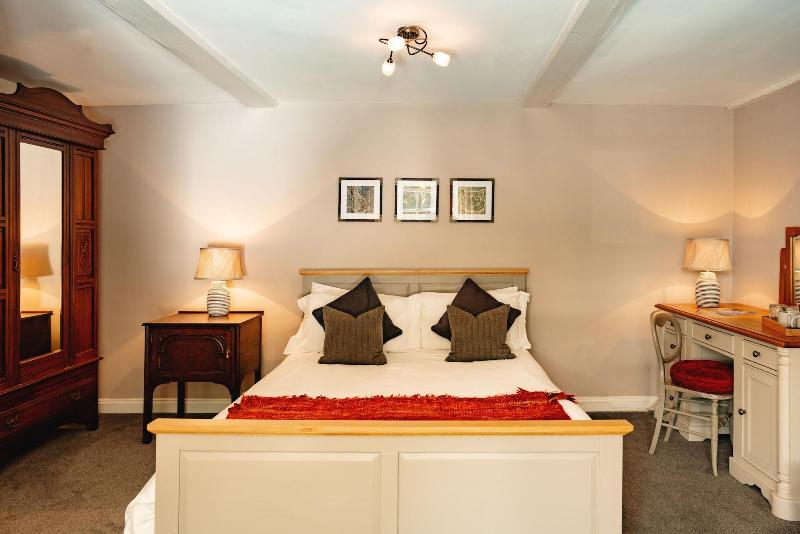 Wheatacre White Lion image