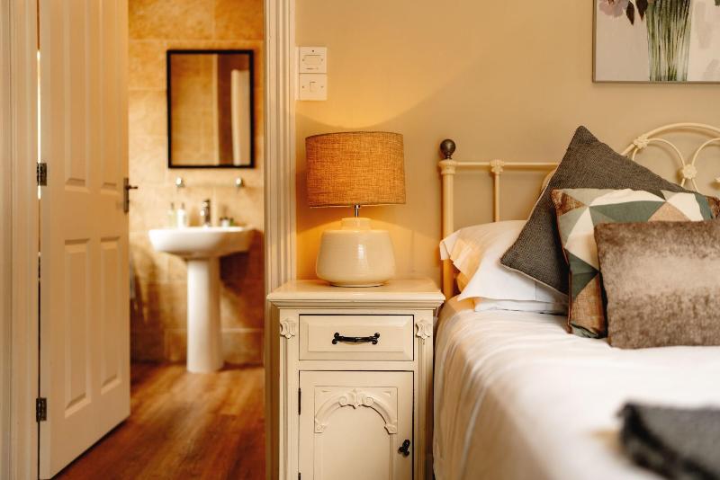 Wheatacre White Lion image